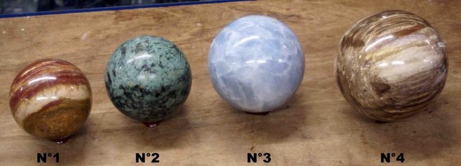 sphère ou boule en bois fossilisé, calcite bleu ou turquoise