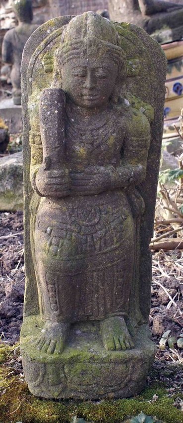 grande statue de la déesse SRI en pierre de lave naturelle