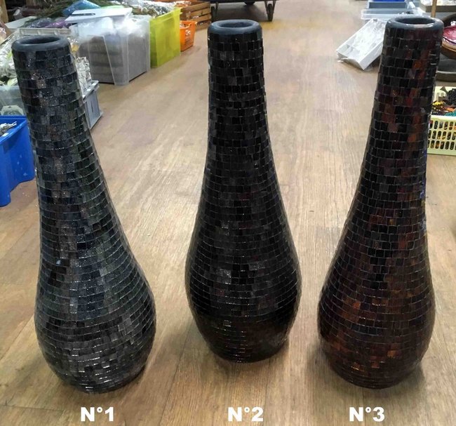 Grand vase à bec en terre cuite et mosaïque de verre