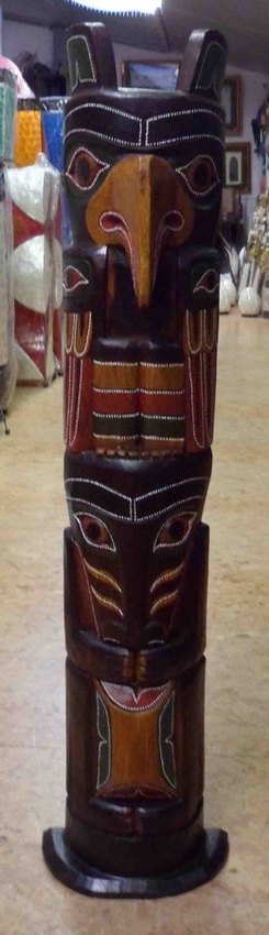 petit totem en bois peint des Indiens d'Amérique