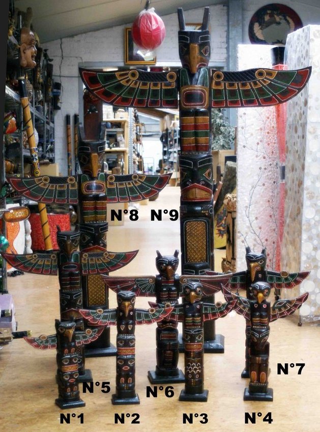 grand totem des indiens dAmérique en bois peint