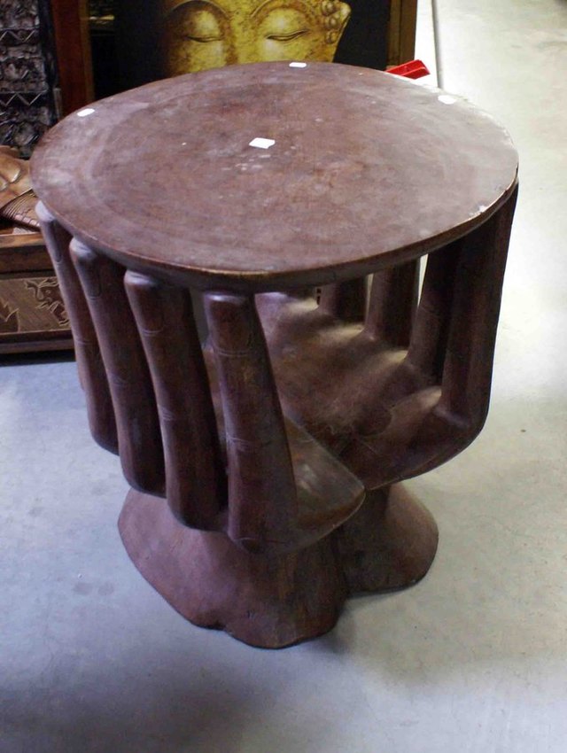 table basse en bois en forme de main