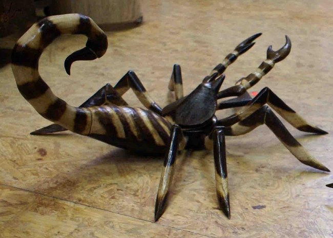 grand scorpion en bois la queue levée