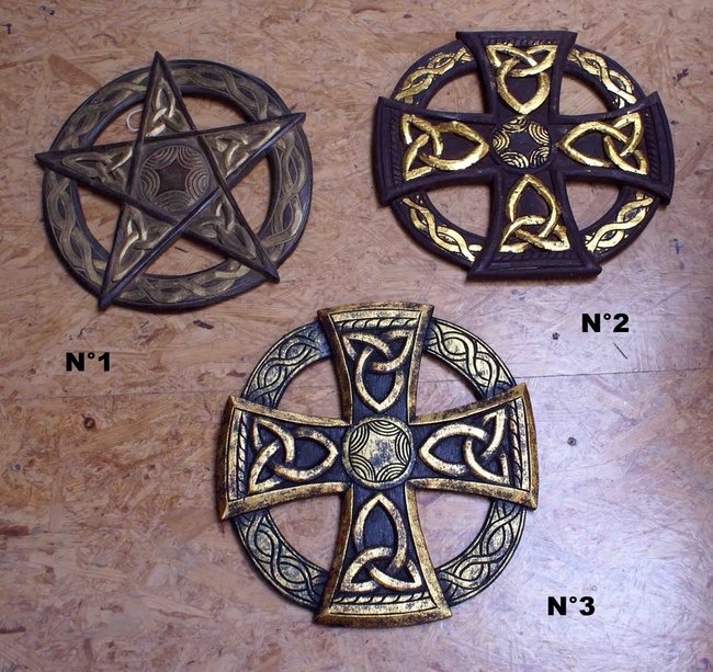 croix celtique sur roue en bois
