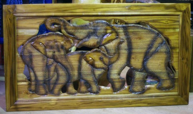 grand cadre en bois sculpté d'éléphants et d'éléphanteaux