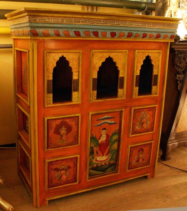 meuble temple en bois avec un double dorgi, vajra