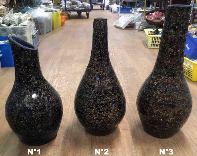 Petit vase en terre cuite et mosaïque de verre noir et or