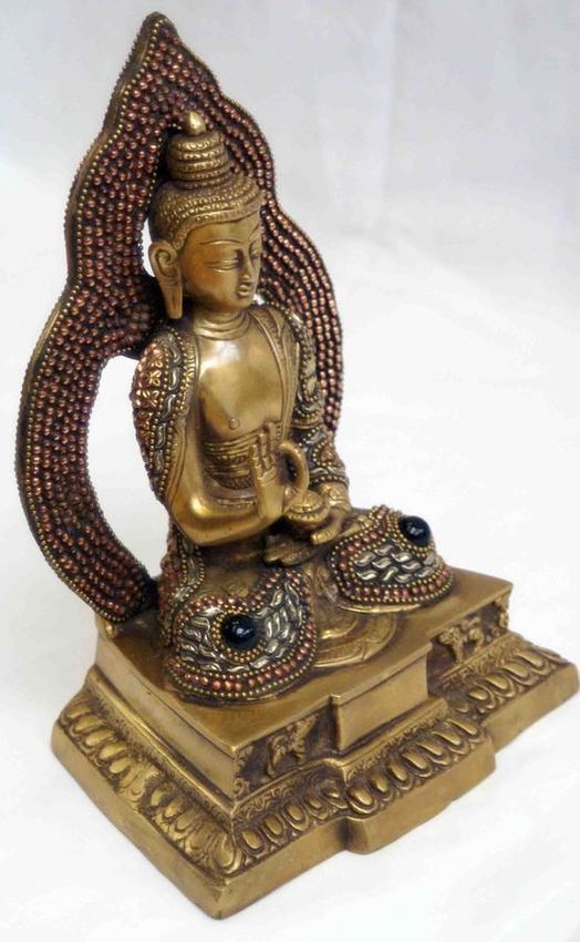 Statue de Bouddha assis en bronze adossé à une stèle décorée de pierres semi-précieuses