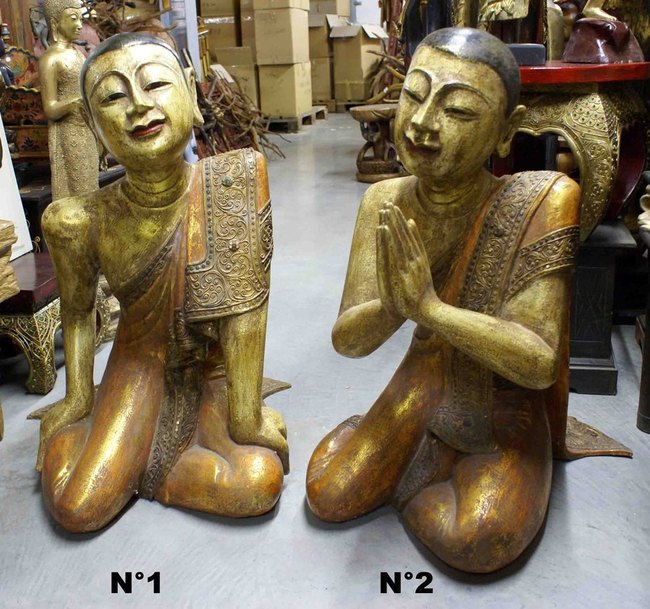 duo de moine en prière - statue de moine à genoux