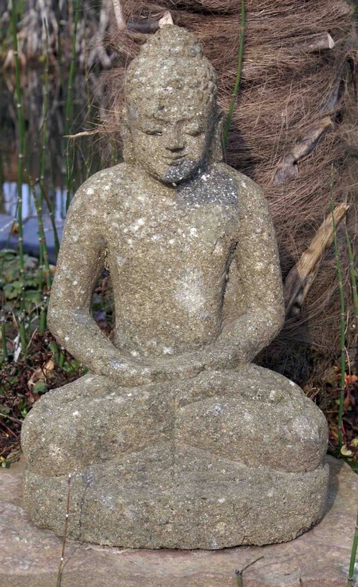 petite statue de Bouddha assis en lotus