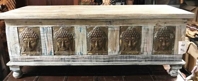 Grand coffre ou malle de rangement en bois sculpté de bouddha en laiton