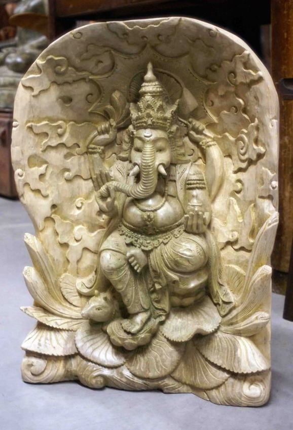 Statue de Ganesh sculptée finement dans du bois de crocodile