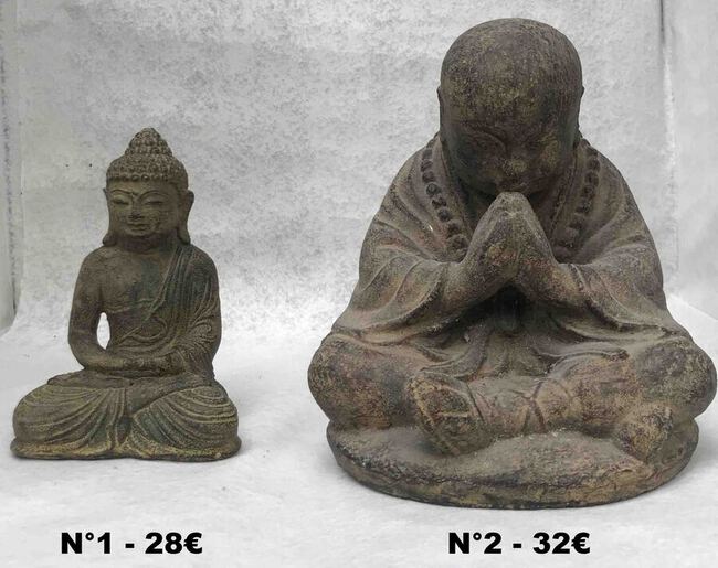 Petite statue de Bouddha assis en prière en pierre de lave reconstituée