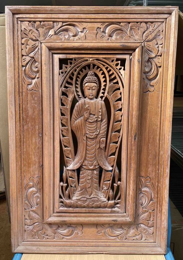 Cadre en bois sculpté d'un Bouddha debout