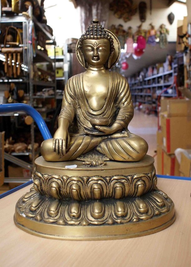grande statue de Bouddha assis sur une fleur de lotus en bronze
