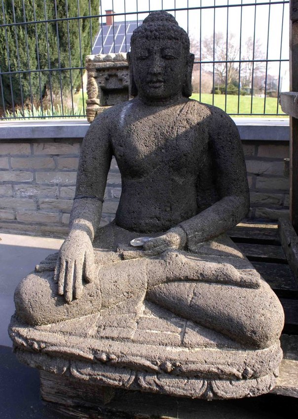 grande statue de Bouddha en pierre de lave naturelle