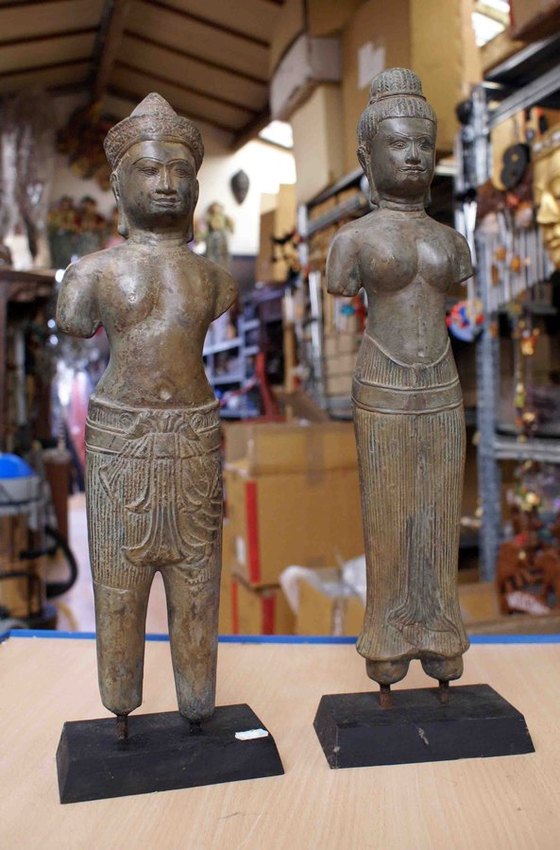 couple de Bouddha debout en bronze moulé