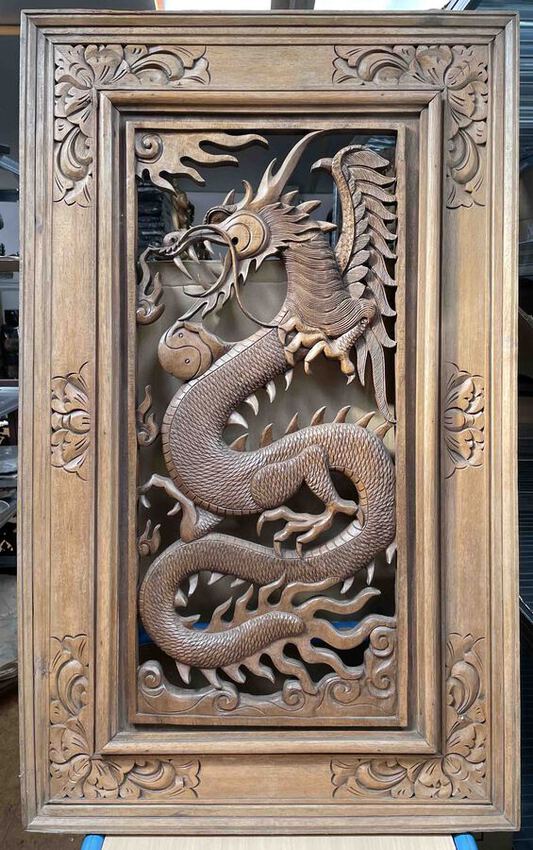 Grand cadre en bois sculpté d'un dragon