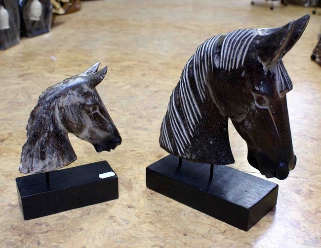 tête de cheval en bois sculptée
