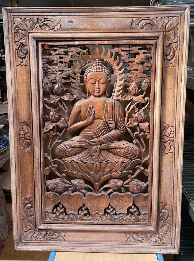 Grand cadre en bois sculpté d'un Bouddha