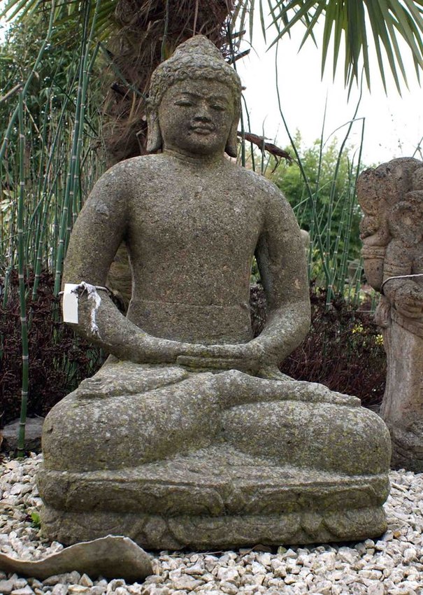 grande statue de Bouddha assis en position du lotus