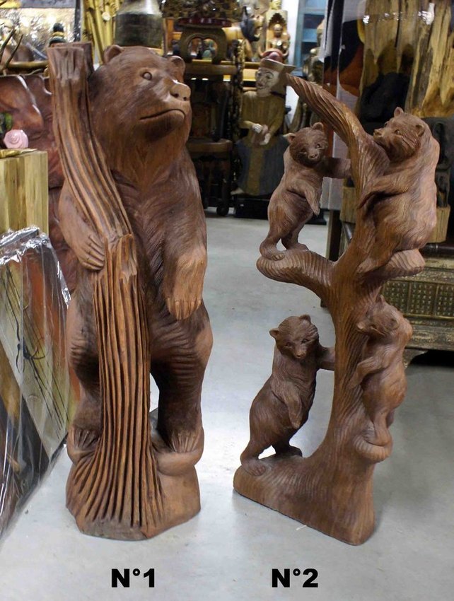 sculpture d'un ours debout et d'ourson sur un arbre