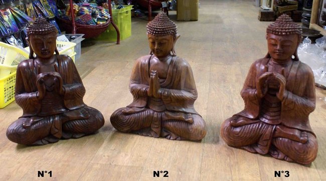 petite statue de bouddha assis en bois
