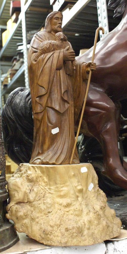 grande statue du Christ en bois de teck