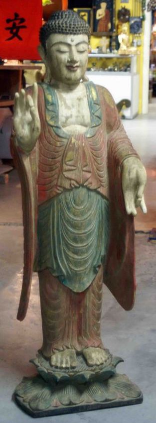 Petite statue de Bouddha debout en bois peint la main vers lavant