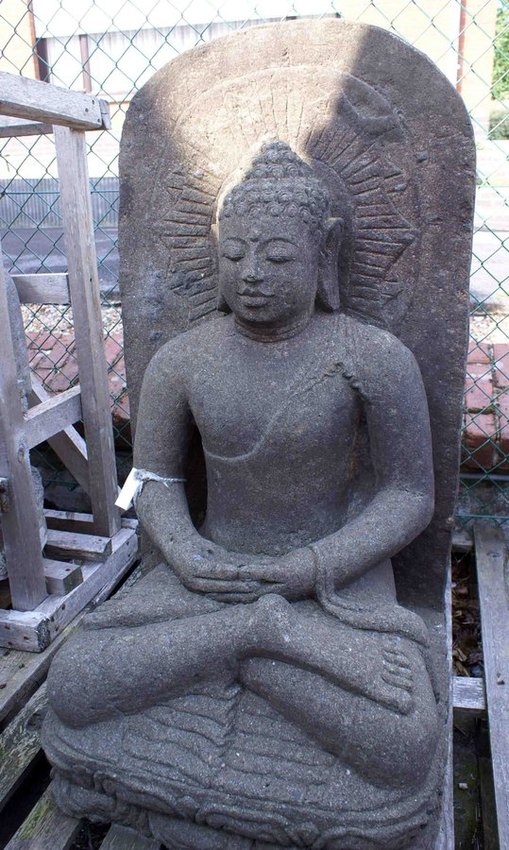 grande statue de Bouddha avec une stèle en pierre