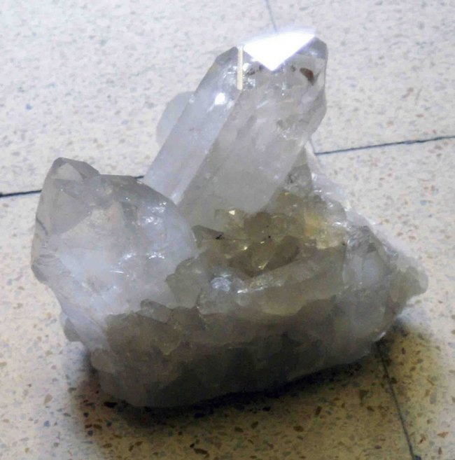 gros cristal de roche brut avec pointe