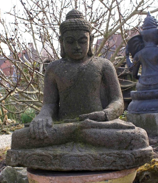 grande statue de Bouddha assis en pierre
