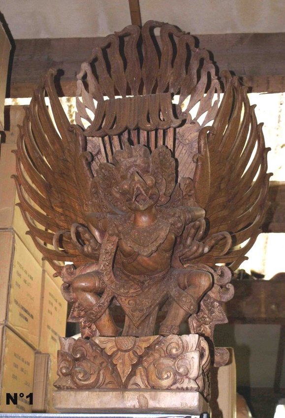 grande statue de l'aigle garuda en bois