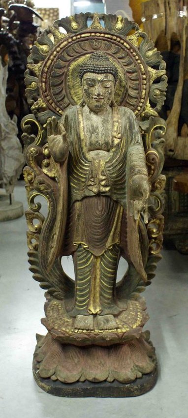statue de bouddha en bois sur fleur de lotus au centre d'une mandorle.