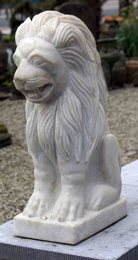 duo de statue de lion en marbre blanc