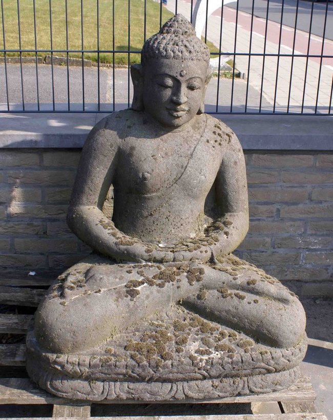 grande statue de Bouddha assis en pierre de lave