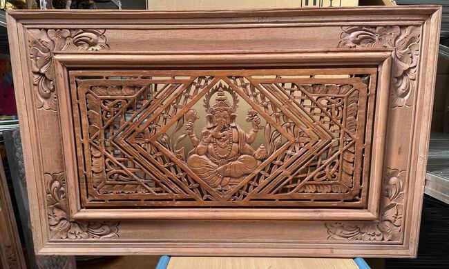 Grand cadre en bois finement sculpté de Ganesh