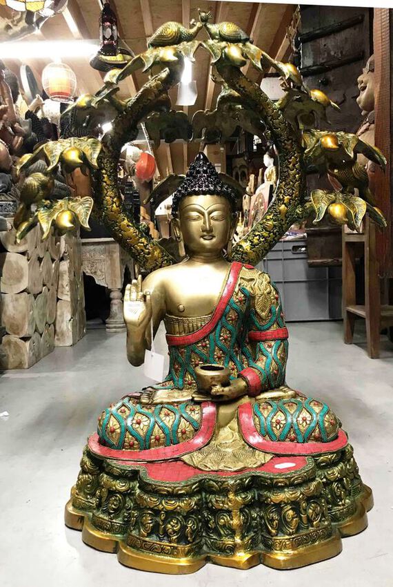 Grande statue de Bouddha assis sous l'arbre de la Bodhi