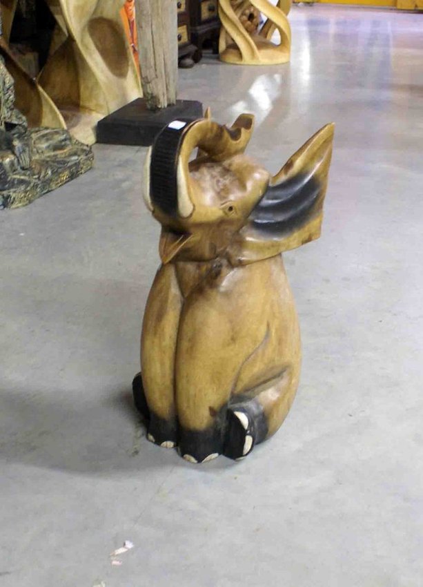 statue ou sculpture éléphant en bois