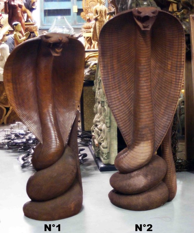 grande statue de cobra naja en bois