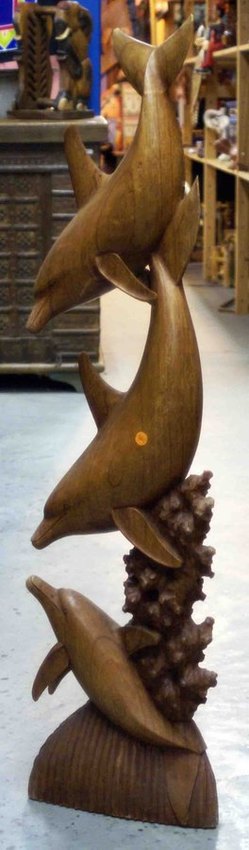 grande colonne de dauphin en bois