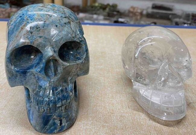 Gros crâne en Apatite ou en Cristal de roche naturel