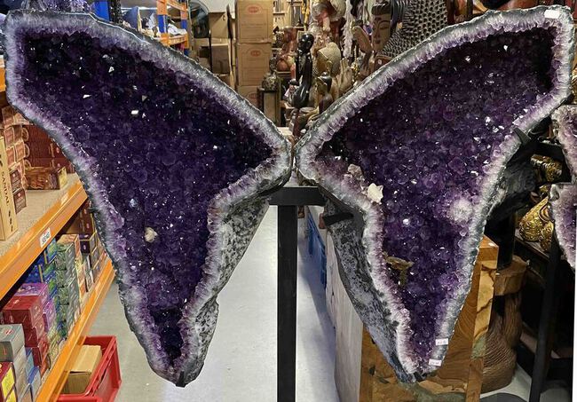 Grande géode papillon en améthyste brut du Brésil