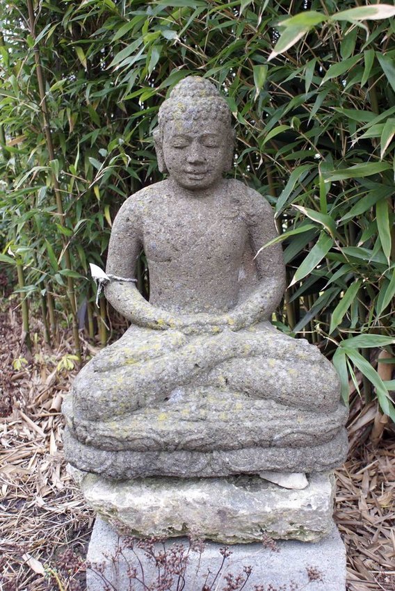 grand statue de Bouddha en pierre de lave
