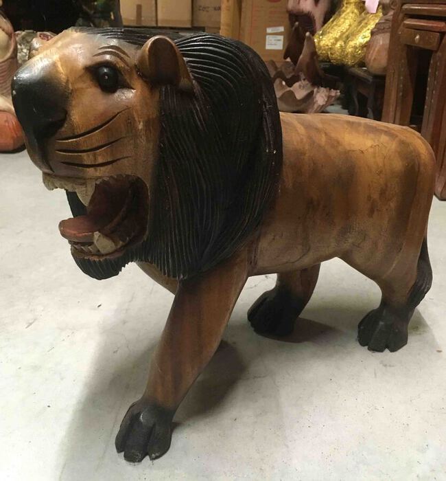 Grande statue de lion rugissant en bois