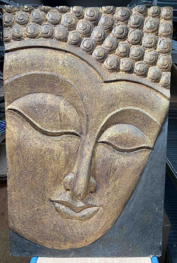 Cadre sculpté et peint d'une tête de Bouddha sur panneau