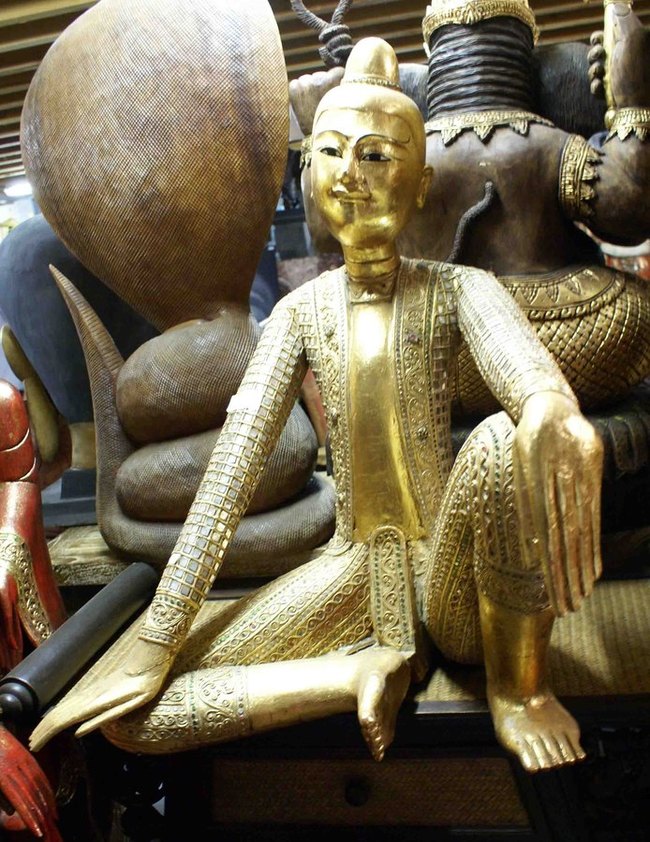 statue de bouddha en bois doré à la feuille d'or