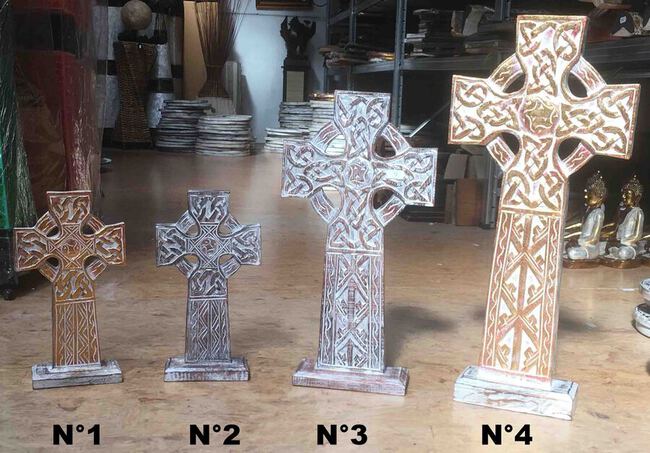 Grande croix celtique en bois sur pied