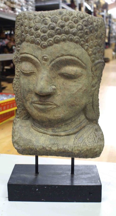 statue d'un visage de bouddha en pierre de lave reconstitué. sculpture de bouddha en pierre