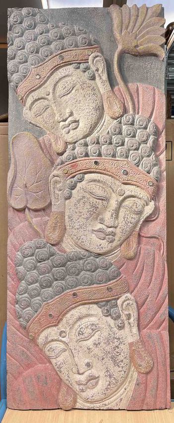 Grand cadre en bois sculpté et peint de 3 têtes de Bouddha